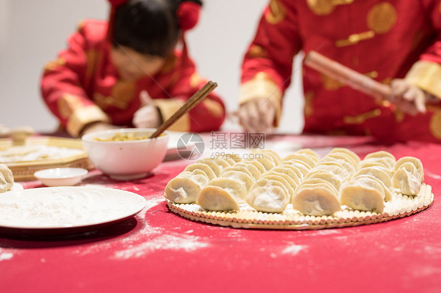 孩子学包水饺图片