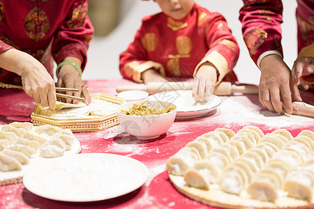 爷爷奶奶教孩子包水饺图片