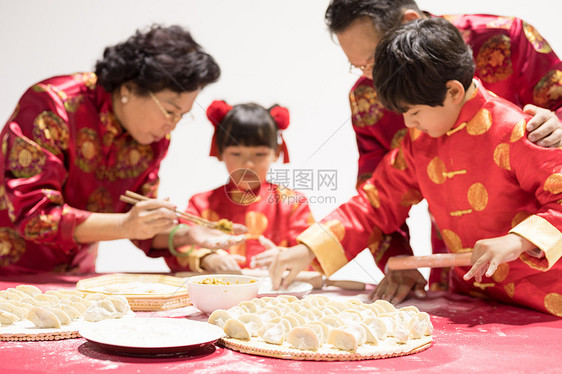 爷爷奶奶教孩子包水饺图片