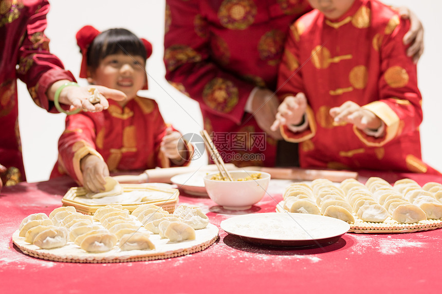 爷爷奶奶教孩子包饺子图片