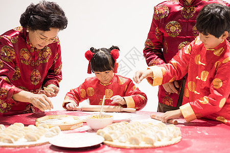 爷爷奶奶教孩子包饺子图片