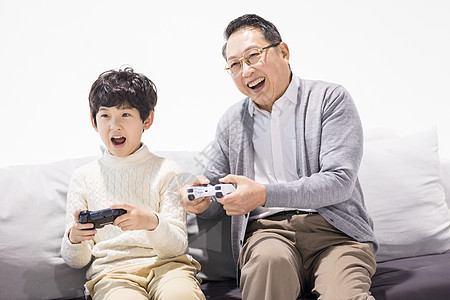 爷爷和孙子一起玩游戏图片