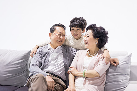 爷爷奶奶和孙子开心地坐在沙发上图片
