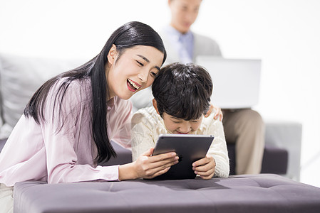 陪伴家人妈妈陪儿子在客厅学习背景