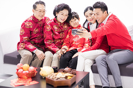 春节一家人在客厅自拍图片