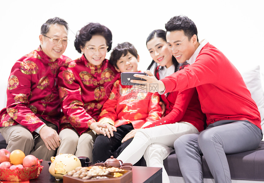 春节一家人在客厅自拍图片