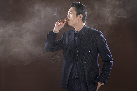 成功人士抽雪茄图片素材