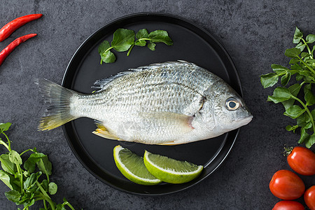 盘里的鱼食材鱼食品高清图片