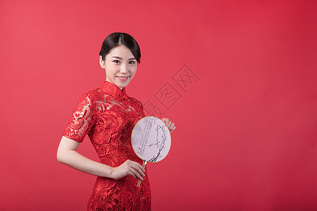 新春手持团扇的东方美女图片