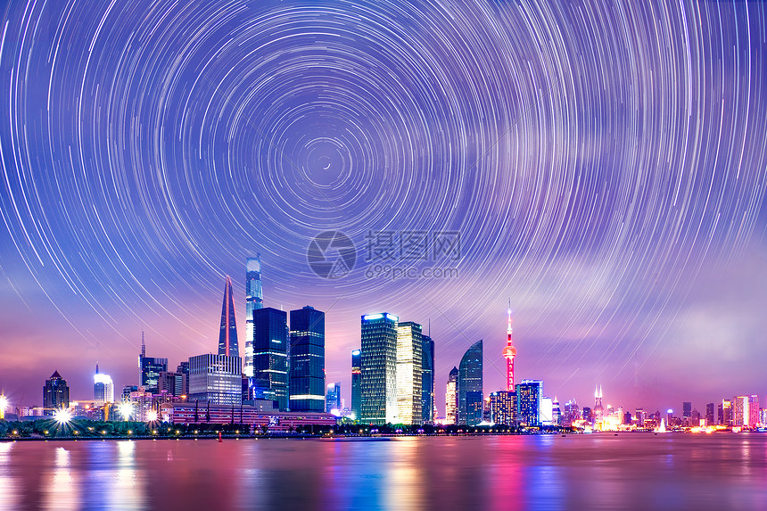 夜空中的星轨图片