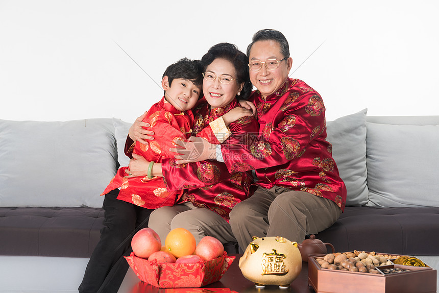 春节孩子给老人拜年拥抱
