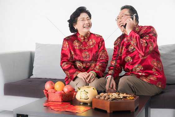 老人打电话拜年问候