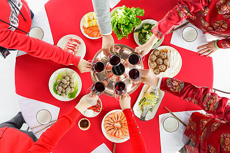 餐桌上家人干杯庆祝食物高清图片素材