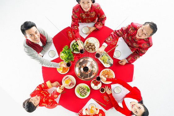 餐桌上家人干杯庆祝图片