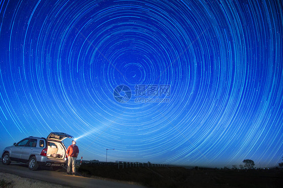 夜空中的星轨图片