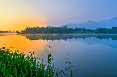 春季日出时分的湖面风光山峦高清图片素材