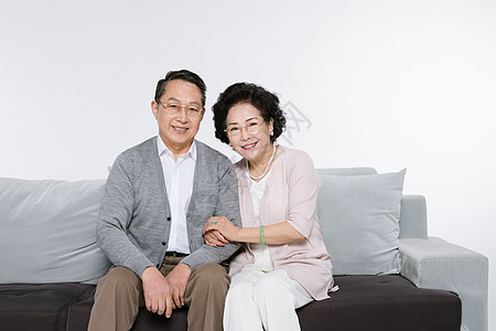坐在沙发上幸福的老年夫妻图片