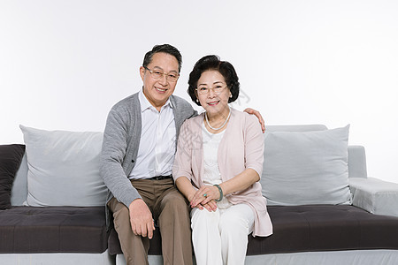 在沙发上幸福的老年夫妻背景图片