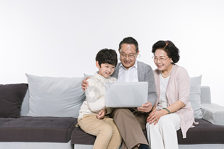 爷爷奶奶和孙子在一起看电影背景图片