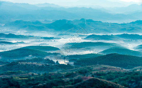 山丘晨雾图片