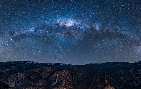 瀑布夜景山峰星空背景设计图片