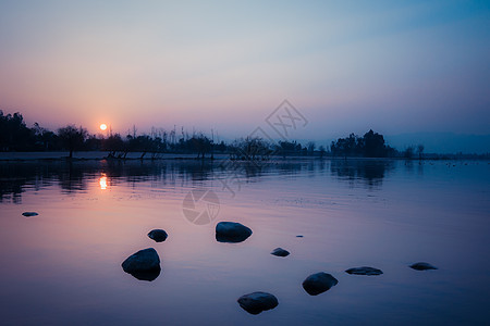 冬季湖面落日背景图片