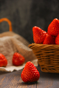 红色纸袋新鲜水果草莓背景