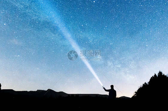 电筒照耀星空图片