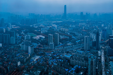 最高楼顶俯瞰城市背景图片