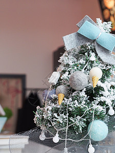 桌上的装饰圣诞树背景图片