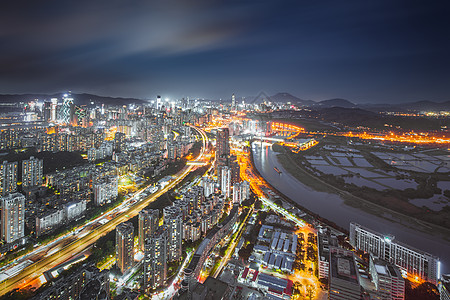 车水马龙的城市城市之巅背景