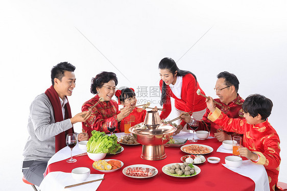 新年一家人在一起团圆聚餐图片