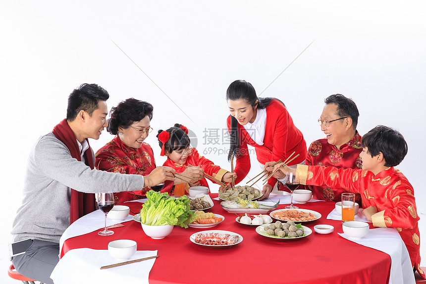 一家人新春一起吃饺子图片