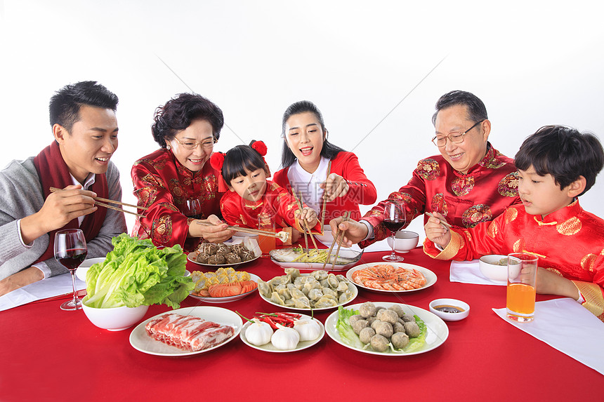 新年一家人在一起团圆聚餐图片