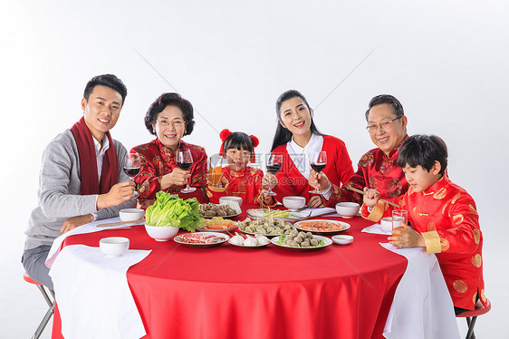 新年一家人在一起团圆聚餐图片