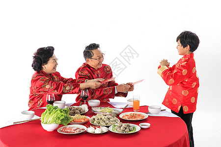 吃饭的一家人春节爷爷奶奶给孙子发红包背景