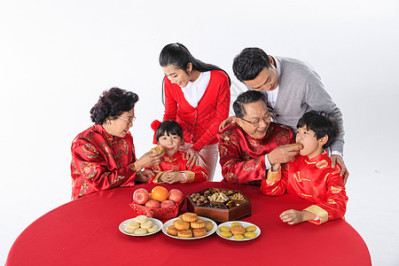 中秋节一家人一起过节吃月饼图片