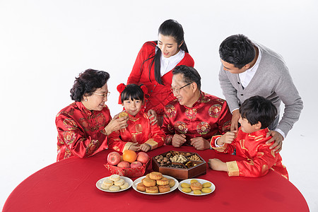 中秋节一家人一起过节吃月饼图片