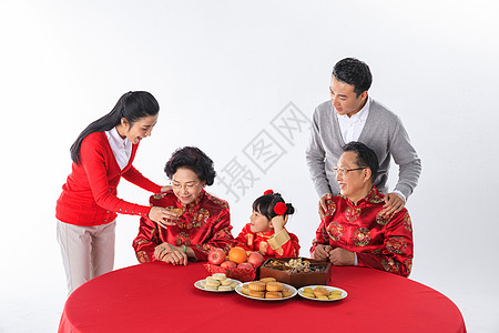 中秋节一家人一起过节吃月饼图片