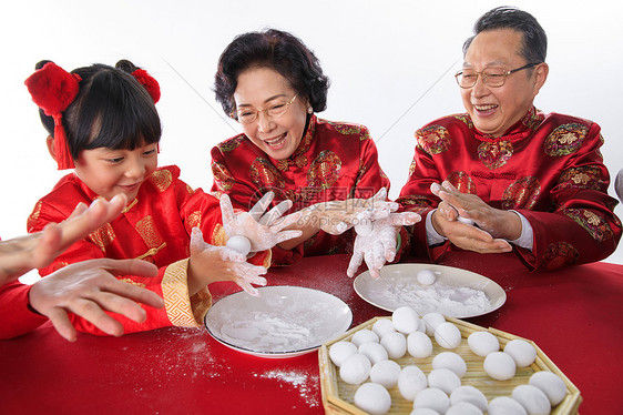 春节里大家一起吃元宵图片