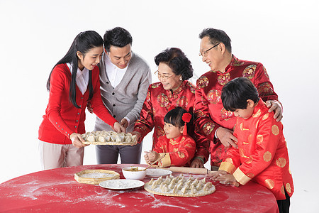 新年一家人包饺子图片