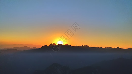 山顶日落山顶草地高清图片