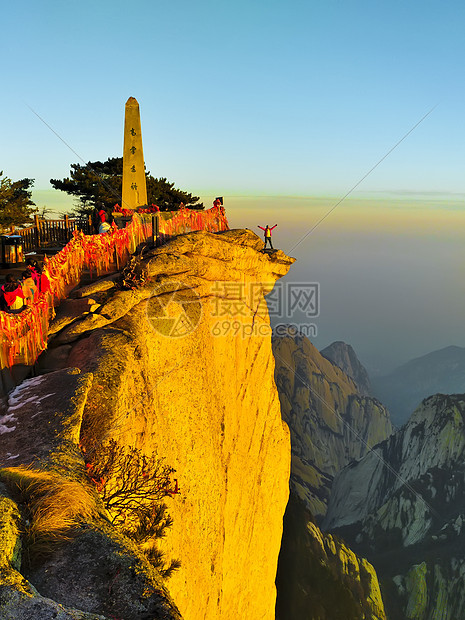 夕阳下的山顶图片