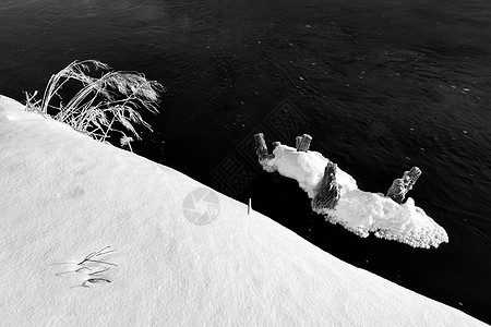 河边积雪冬季高清图片素材