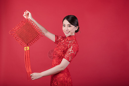 春节手拿中国结的美女图片