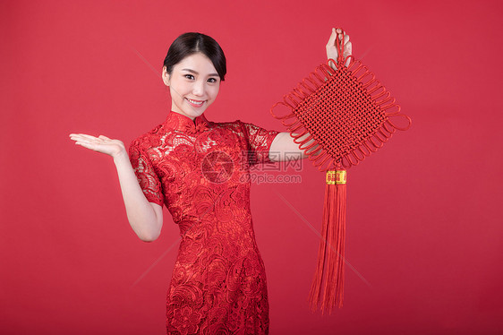 春节手拿中国结的美女图片