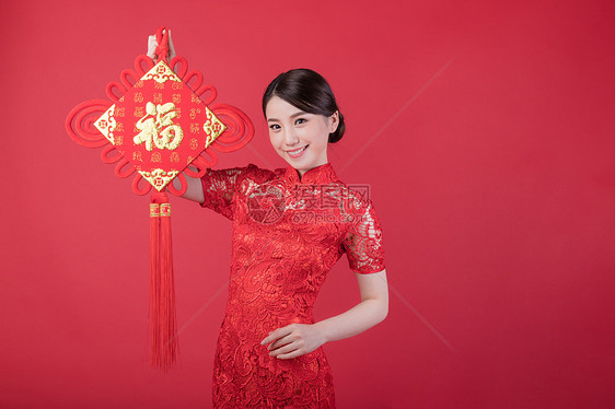 手拿福字中国结的美女图片