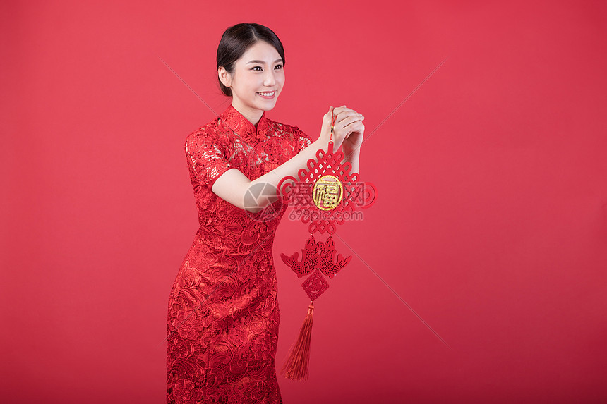 新春手拿福结的美女拜年