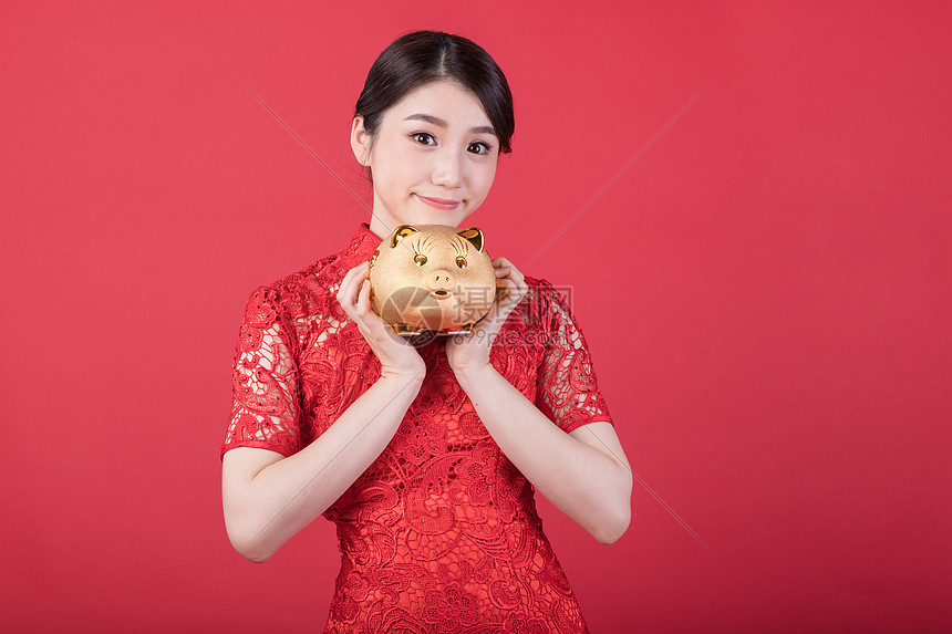 新春手拿金猪的美女图片