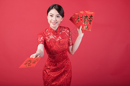 新春发红包的美女图片素材